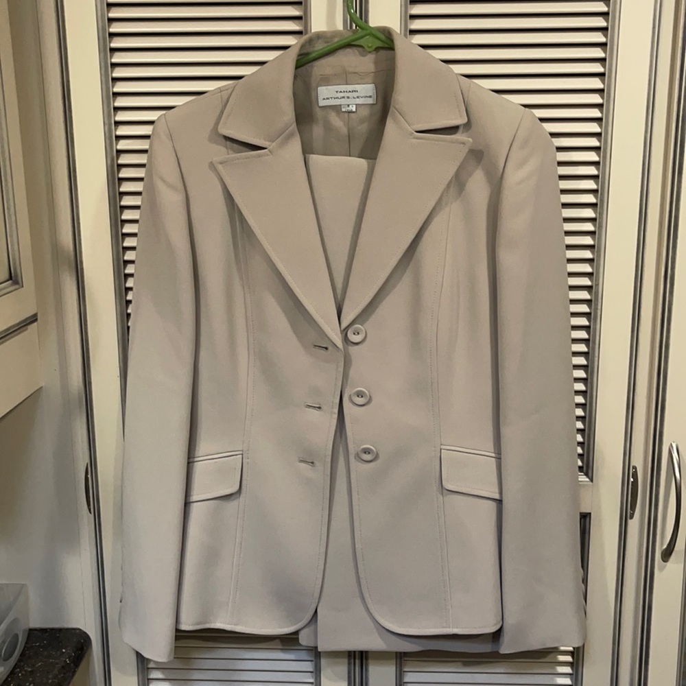 Tahari Tan business Suit. Like New! Sz 6